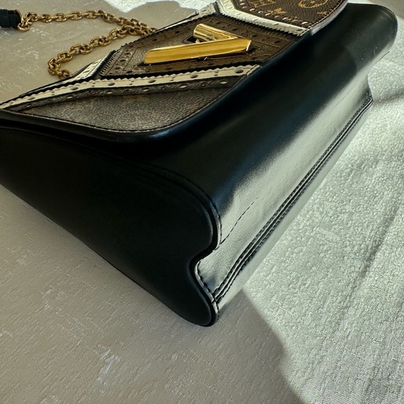 Louis Vuitton Limited edition Twist monogram Geometric Shoulder-cross body Bag. - Picture 8 of 16